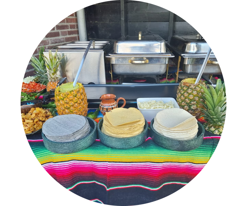 Feestelijk gedekte buffettafel met fruit en schalen